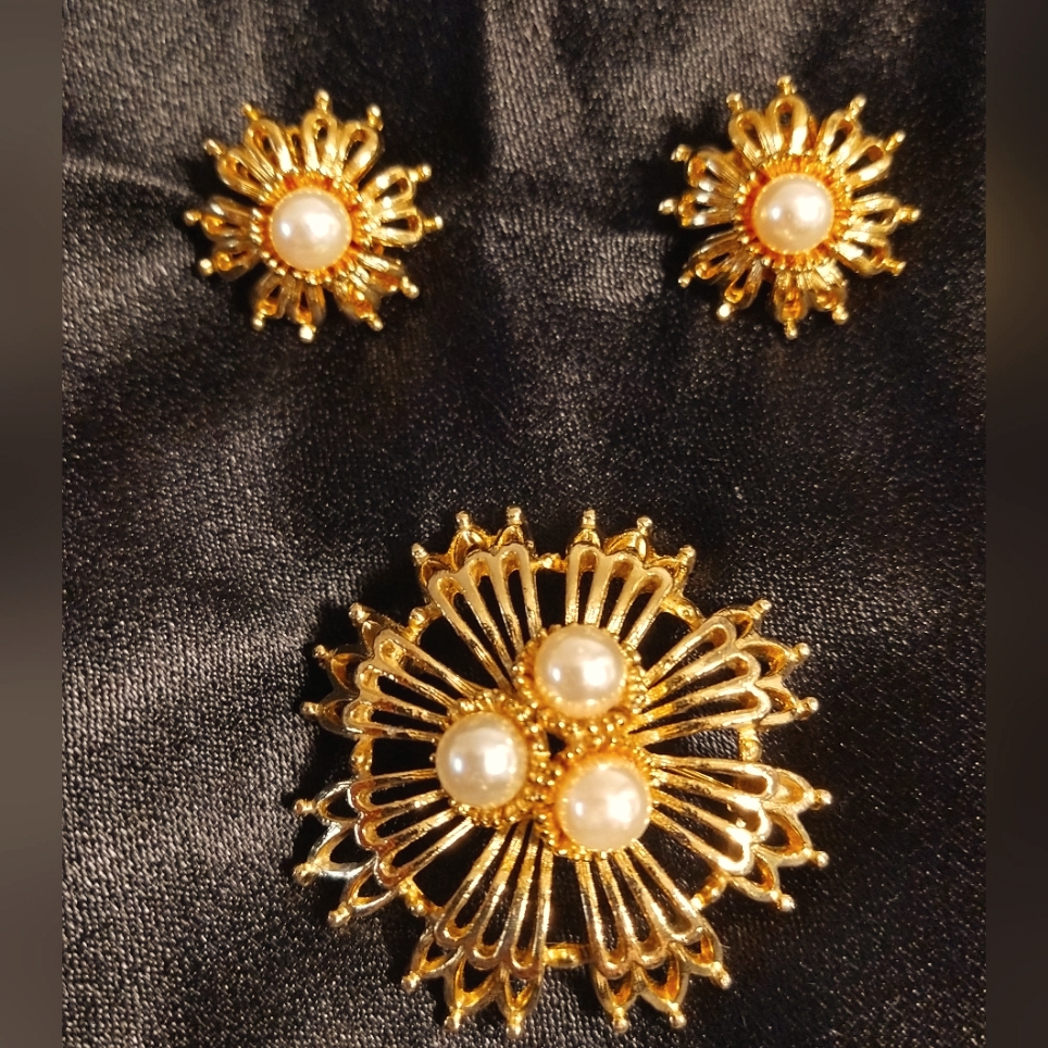 Rare Vintage Lisner Faux Pearl Clip Earring Brooch Set 65$